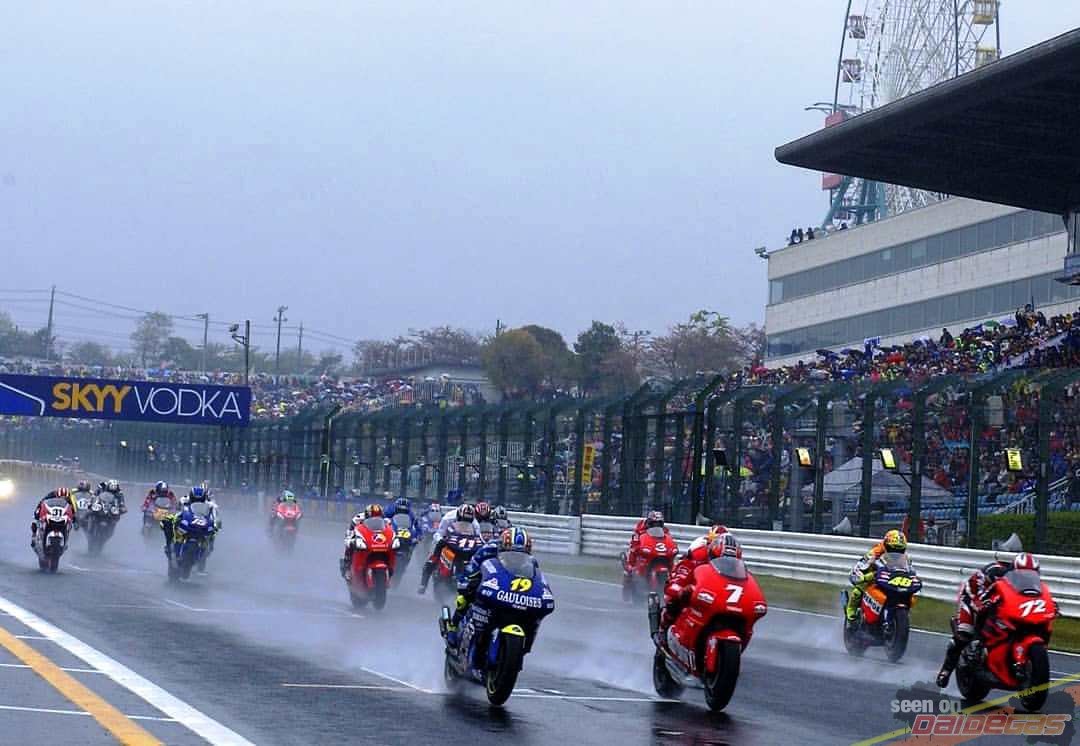warriors_vermin's tweet photo. This is the first MotoGP race at Suzuka (2002).

4 stroke vs 2 stroke. https://t.co/Fp82kJvrbv