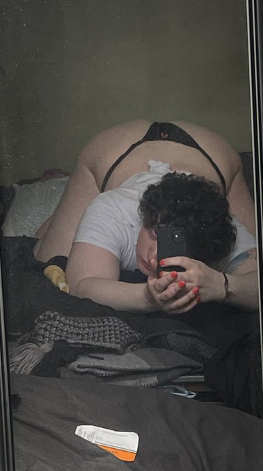 anyone wanna come cuddle?? https://t.co/RwwSWHta9e