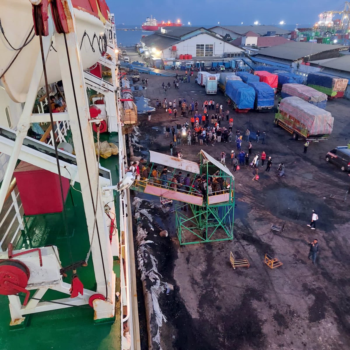 Keselamatan turis bagian dari tanggung jawab kami. BUMN harus selalu cepat tanggap dan memerhatikan aspek keselamatan tanpa kompromi. 

Good job <a href="/pelni162_ID/">PT Pelayaran Nasional Indonesia (Persero)</a> yang berhasil menyelamatkan turis terdampar di Karimunjawa akibat cuaca buruk, untuk kembali ke Semarang. Alhamdulillah.