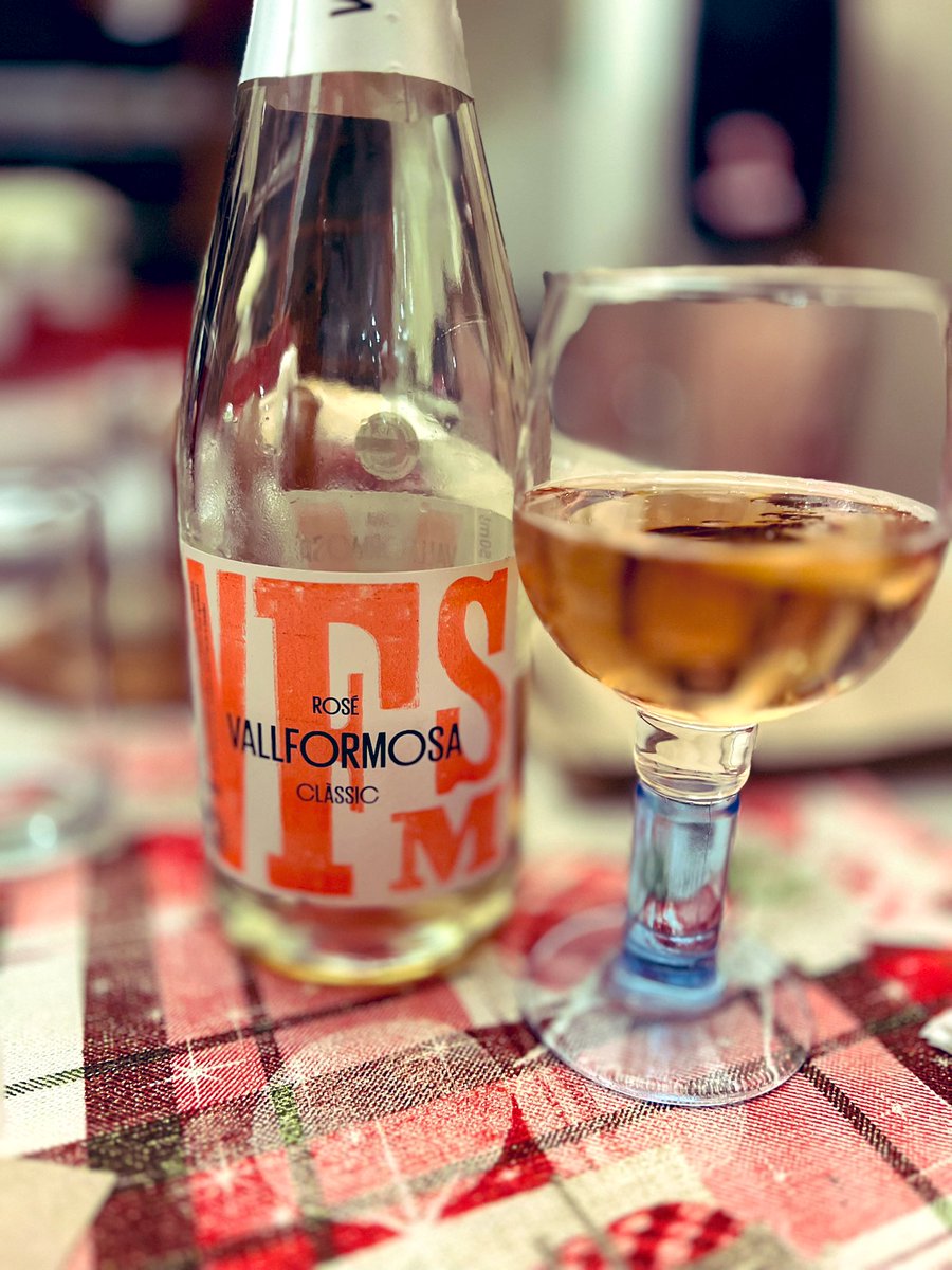 JudithArriagaH's tweet photo. Hoy toco probar esta Cava Rose 😉
#ComoSufro 🤣 https://t.co/kxMXSrFFaB