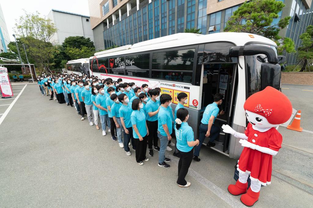 hayulseo445's tweet image. 신천지 청년자원봉사단 위아원 전북지부, 전북도청 헌혈증 3012장 기부 ... 도내 단일기관 역대 최대 규모 헌혈증 기부 : newssunday.co.kr/bbs/board.php?…

말씀신청 bit.ly/2pftwpG
신청번호 04267

#신천지 #위아원 #위아원_자원봉사단 #헌혈 #7만명 #헌혈_캠페인 #사랑 #봉사 #헌혈증