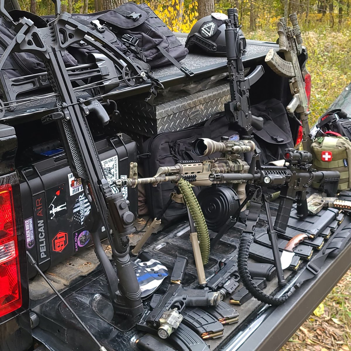 edc76239's tweet photo. What exactly is a #civilianloadout? It's a collection of items that I carry w me for my #EDC. #survivalgear, #knife #flashlight, #multitool #firstaidkit #firearms #extramags #helmet The key is to choose items that are practical, versatile, and easy to carry. https://t.co/ur2nrclrLH