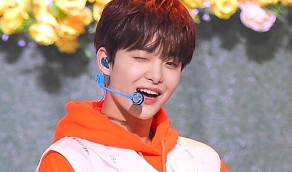 _hourlyjihoon's tweet photo. 💛🧡🤍 #JIHOON #지훈 #ジフン #트레저 https://t.co/Ds84FOLyKq