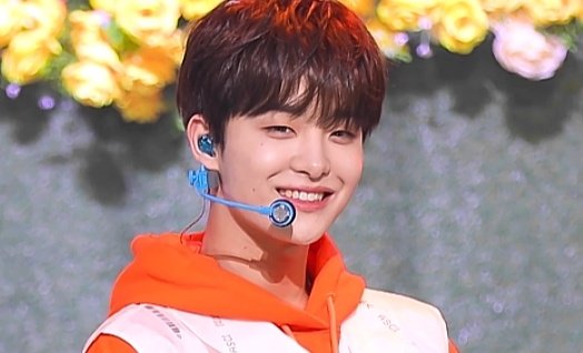 _hourlyjihoon's tweet photo. 💛🧡🤍 #JIHOON #지훈 #ジフン #트레저 https://t.co/Ds84FOLyKq