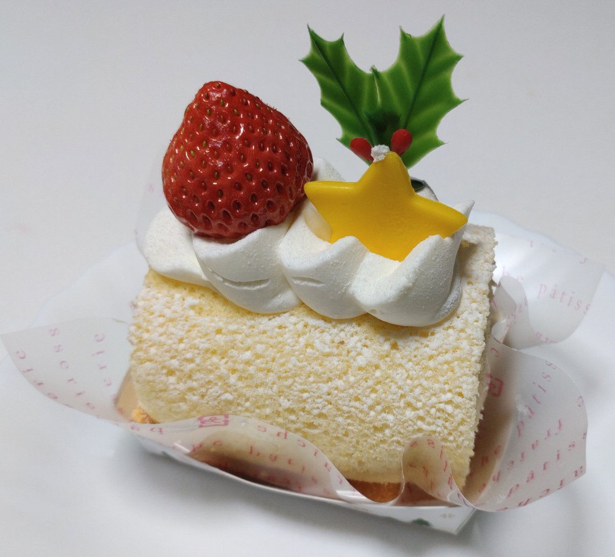 🍰Xmasプチノエルバニラ🍰 ふわふわバニラスポンジの中に、カスタード入りのバニラホイップクリームが巻かれている。見た目も可愛くXmasにピッタリ、甘くて美味しい！