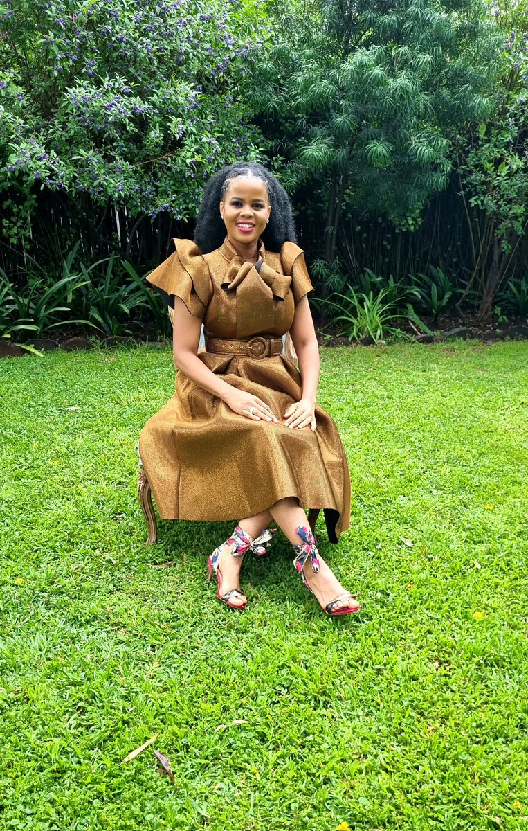 bussaimathebula's tweet photo. It's a last #WCW ku 2022. Happy Wednesday! 💃🤸‍♀️

Iyasuka i RNB629 ✈️💖 ✈️🔥 siya ku 2023. Umrhatjho yi @Ikwekwezi_FM 💖 Emoyeni ukhamba no @BussaiMathebula. 

u @RealDJ_Rvoonah no
@Bathabilemaben9 basaphumulile. 

Kukhanya Bha ☀️ https://t.co/9VSWnlX9p6