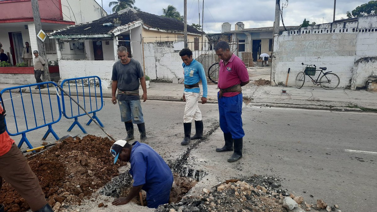 MayabequeEAA's tweet photo. Trabaja la brigada de mantenimiento de la UEB San José en la instalación de nuevas acometidas para garantizar el abasto de agua a todos sus clientes. #SomosOsdeAyS #SomosEaaMayabeque @ArnerMarrero @AbelSalasGarcia https://t.co/GUHRqhyjXY