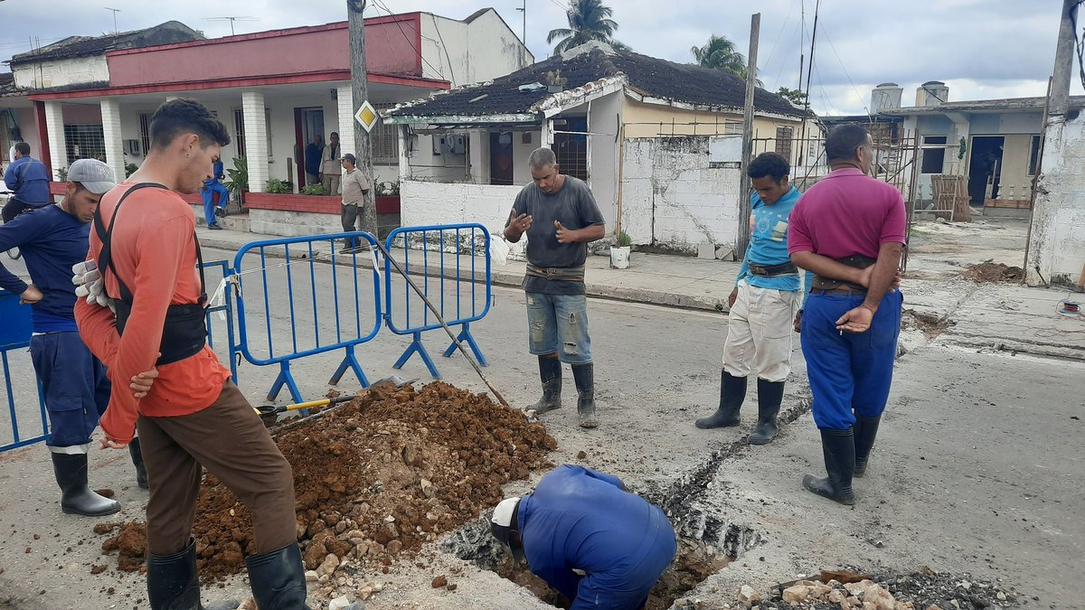 MayabequeEAA's tweet photo. Trabaja la brigada de mantenimiento de la UEB San José en la instalación de nuevas acometidas para garantizar el abasto de agua a todos sus clientes. #SomosOsdeAyS #SomosEaaMayabeque @ArnerMarrero @AbelSalasGarcia https://t.co/GUHRqhyjXY