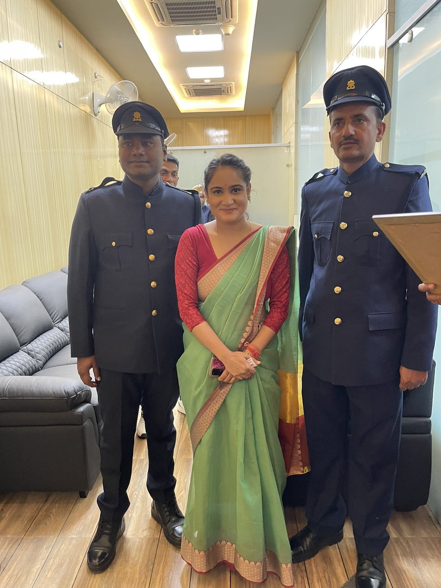 BharatKakori's tweet photo. विधानपरिषद में अटल रत्न सम्मान मिलने पर @PragyaLive जी को बहुत बहुत बधाई..लोगों की आवाज़ ऐसे ही सरकार तक पहुँचाते रहिए.. https://t.co/2149aAYDvt