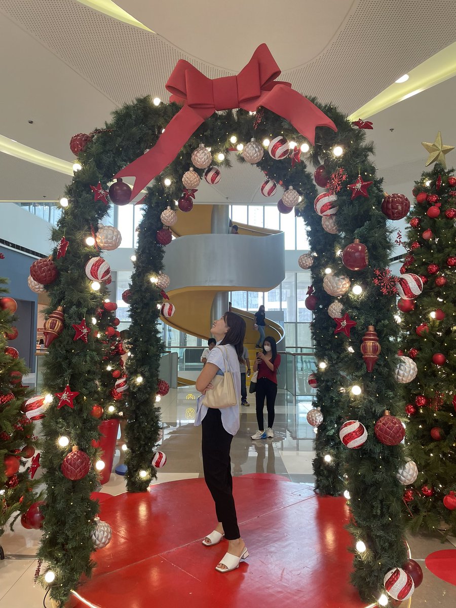 CSP_Cebu's tweet photo. 実は👀　
今年のクリスマスは職場の同僚のフィリピン人の子と一緒に『SM seaside』に行ってきました🙆🏻‍♀️🗼
『SM seaside』はフィリピン最大級のモールで、中には屋内スケートやアーチェリーができるアクティビティ施設も⛸️
(フィリピンでは24日は家族で過ごす日、25日は外で過ごす日らしいですよ🫢) https://t.co/qCFIbdVtCW