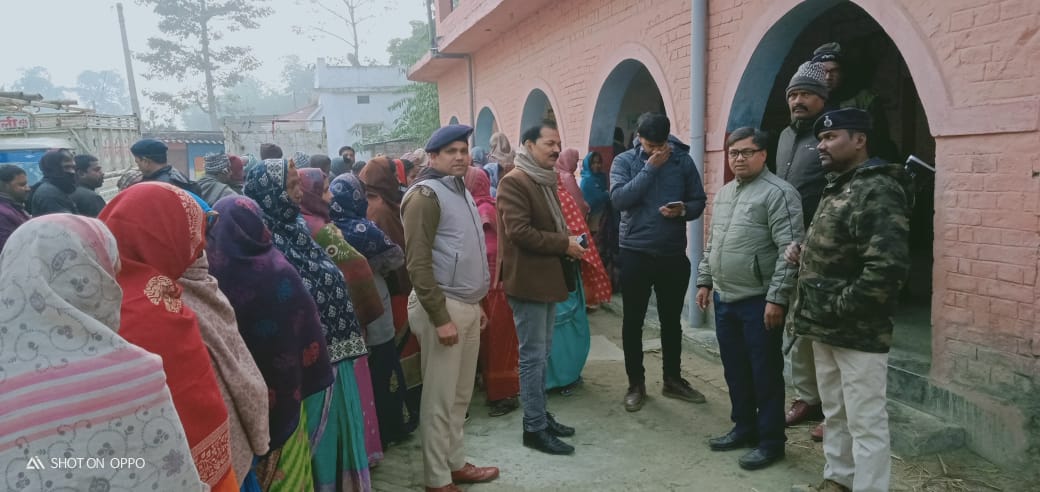 airnews_patna's tweet photo. #वैशाली जिले के गोरौल नगर पंचायत में मतदान शांत पूर्ण ढंग से चल रहा है | ठण्ड के बावजूद मतदान केन्द्रों पर मतदाताओं की लंबी कतारें लगी हुई है | #Bihar_Nagar_Nikaya_Chunav #2nd_Phase https://t.co/pYlh4CvHHc