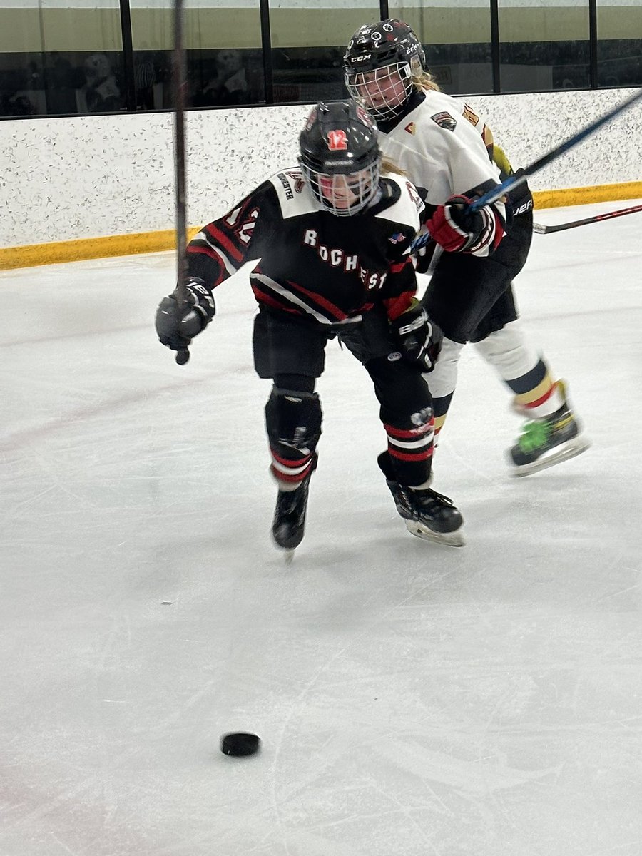 10uaRochester's tweet photo. Back at it with a district game tonight in Lakeville. Let one slip away with a 3-3 tie on the road. One more skate before gearing up for the always fun #danglefest in Blaine this New Years weekend. #mustangs #playlikeagirl @RochYouthHockey https://t.co/m7uuBhWFTi