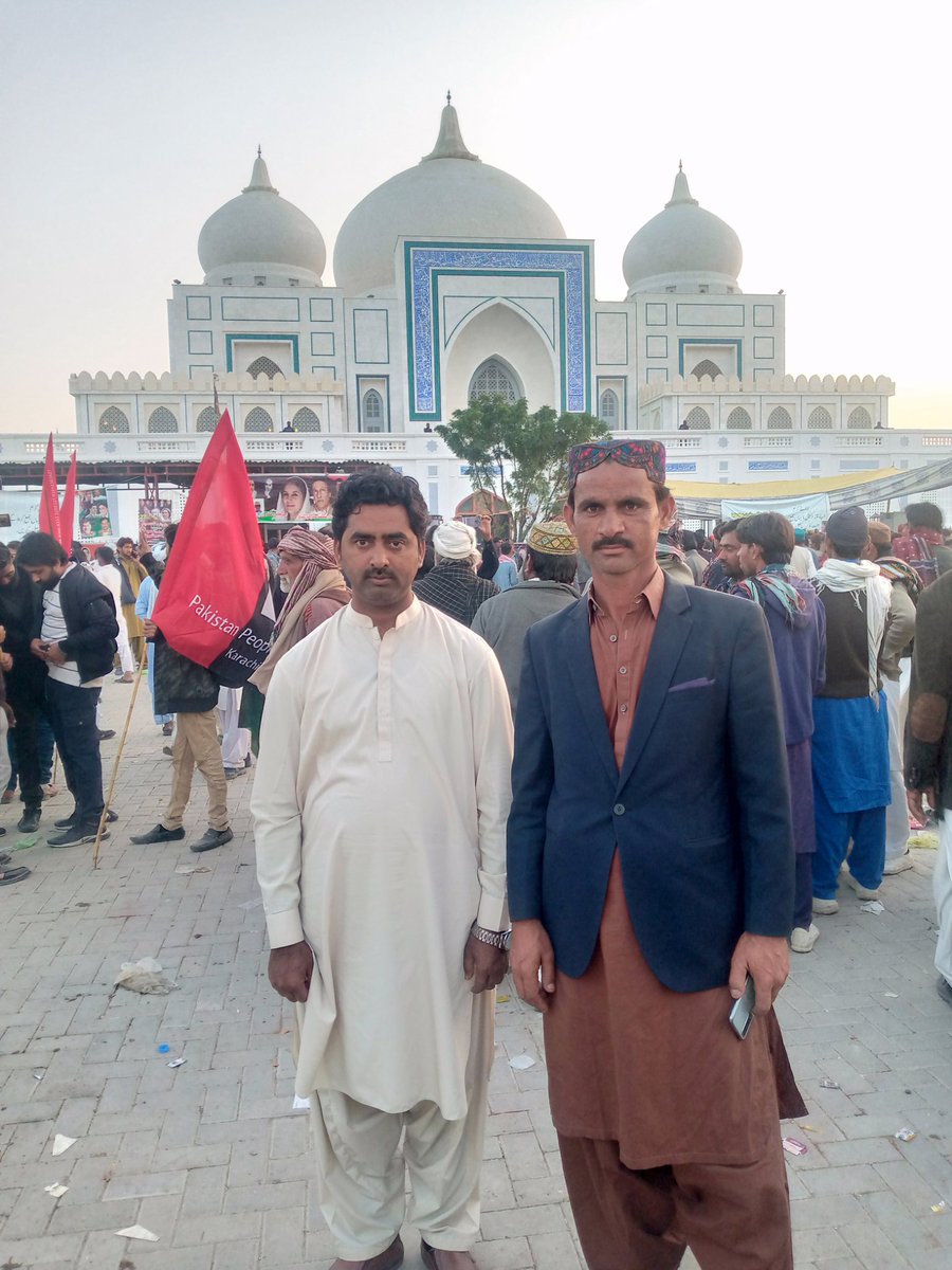 UcHayatPitafi's tweet photo. @Garhi Khuda Bux Bhutto on the 15th Death Anniversary Of Shaheed Mohtarma Benazeer Bhutto Sahiba
@MirBabarLoond https://t.co/n2K47J8ml7