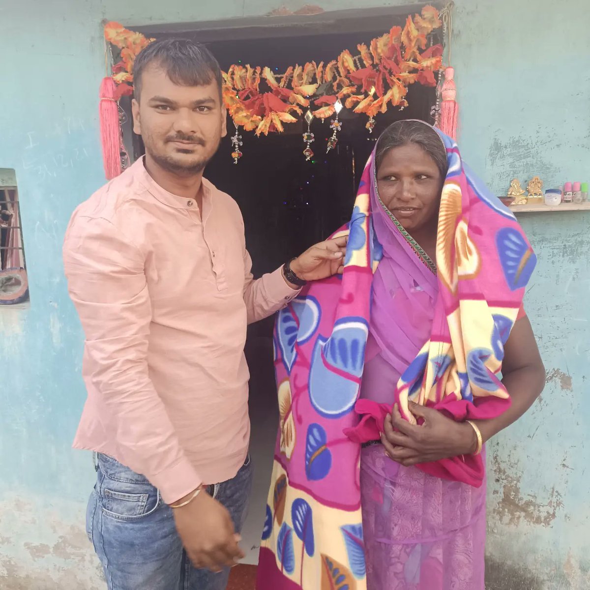 punitpa01642535's tweet photo. અટલ સેવા સપ્તાહ અંતર્ગત ગાંધીનગર જિલ્લા ના માણસા ખાતે ધારાસભ્ય શ્રી જે એસ પટેલ ના સહયોગ થી સ્વામી વિવેકાનંદ ગુજરાત રાજ્ય યુવા બોર્ડ માણસા ના સંયોજકો દ્વારા ગરમ ધાબળા નું  વિતરણ સેવા વસ્તીમાં કરવામાં આવ્યું જેમાં જિલ્લા ભાજપ પ્રમુખ અનિલભાઈ પટેલ હાજર રહ્યા https://t.co/9QpG3MM8ir