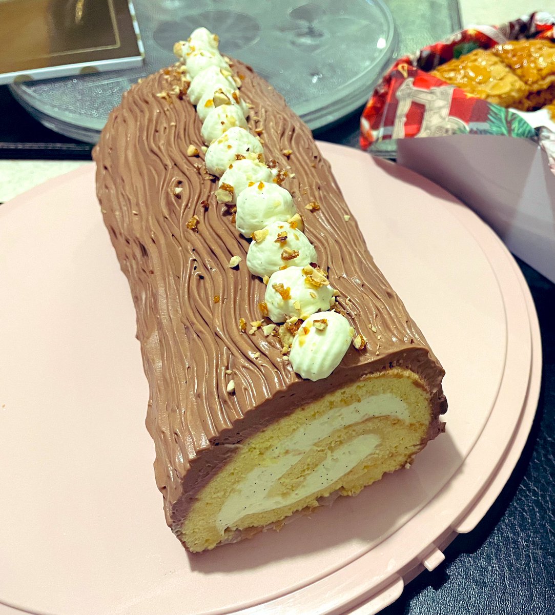 mimi_yukikoty's tweet photo. 今更ながら当日に作ったブッシュドノエル 🍰バタバタしていて良い写真がないので綺麗なツリーと🎄😅
バニラたっぷりのクリーム、上には刻んだプラリネをトッピングしました🌟
#ブッシュドノエル #バニラショコラ
#グルテンフリー #クリスマス
#お菓子作り #justincooking https://t.co/6XGBKO7maQ