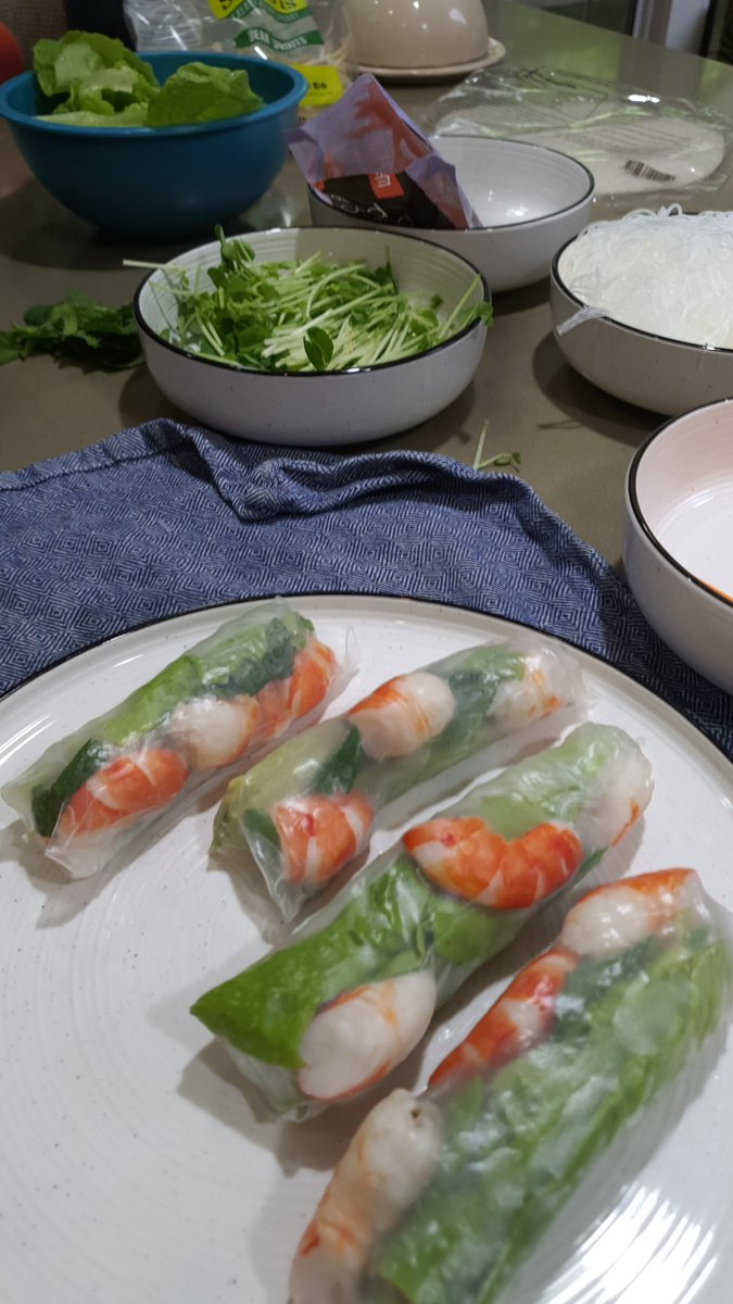 How many prawns are too many prawns? Rice paper rolls for lunch today to use them up. The rolling certainly improved with practice! #harvest22 #williteverend