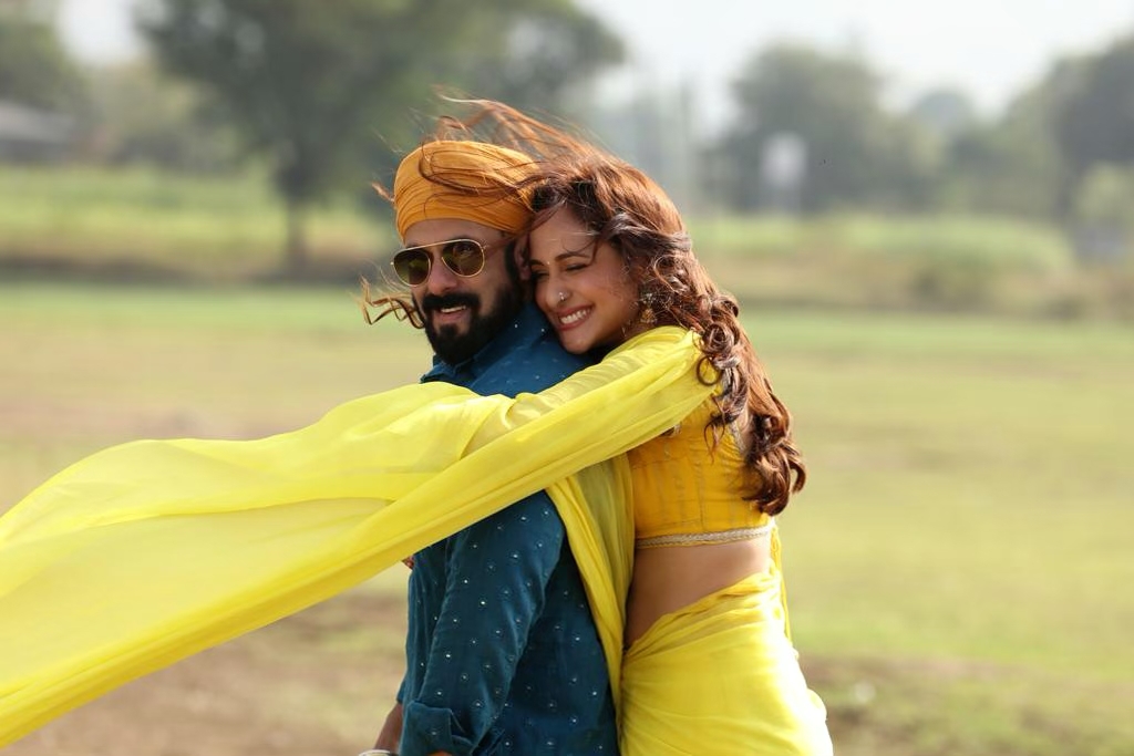 E24bollynews's tweet photo. Pragya Jaiswal wishes Salman Khan by sharing a throwback picture of their song #MainChala.
We absolutely love this fresh pairing and are eager to see them again! Hit like if you agree too.
#pragyajaiswal #salmankhan @jaiswalpragya @BeingSalmanKhan https://t.co/z4z53BWHRk