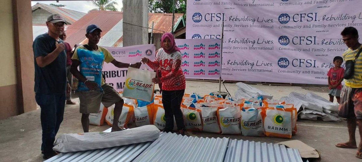 angatbuhay_ph's tweet photo. Aabot sa 62 pamilya mula sa Barangay Matuber, Maguindanao del Norte na apektado ng nagdaang bagyong #PaengPH ang ating binigyan ng shelter repair materials. Kabilang dito ang GI sheets at umbrella nails na kanilang magagamit sa pagtayo ng kanilang tirahan. https://t.co/0Ay0qlDTLj