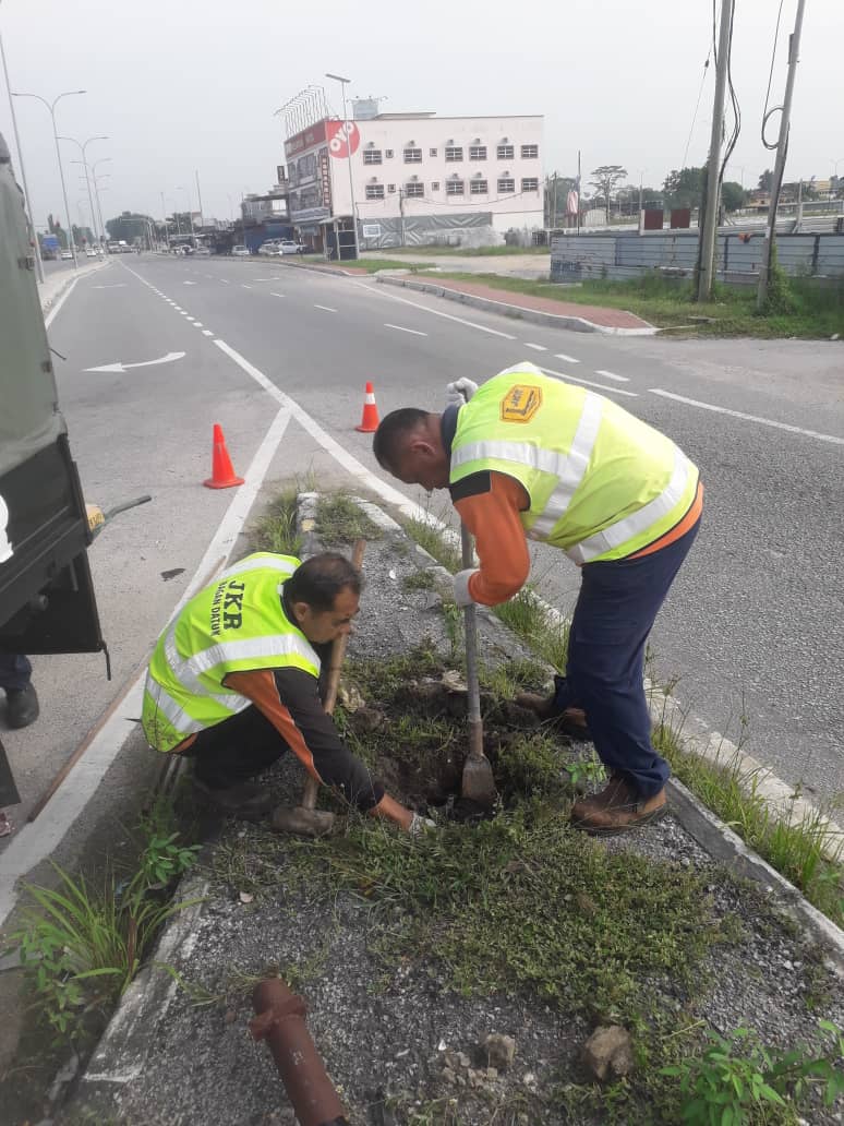 BaganJkr's tweet photo. 28.12.2022 - Team Rondaan JKR Bagan Datuk telah melaksanakan kerja -kerja membaikpulih dan memasang papan tanda yang hilang di persimpangan masuk berhampian KFC Hutan Melintang, laluan A123 seksyen 0.2

Terima kasih. https://t.co/3wZl48AcxR