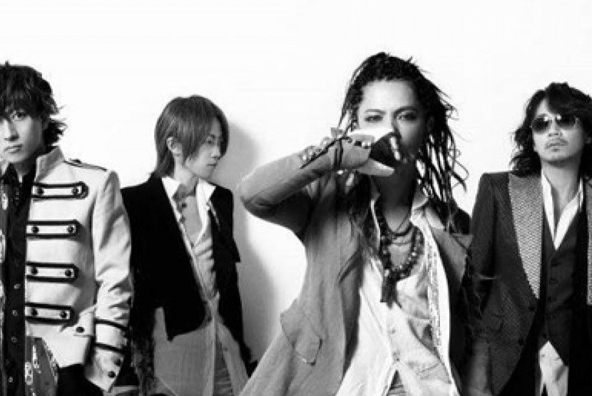 arioadimas's tweet photo. Mau cerita hal yang super duper unik dari band L'arc-en-ciel, Band terbesar di jepang. 

Tau kah kalian kalau sesama membernya ini ngga ngobrol dan mereka ngejalanin band ini dengan sangat minim komunikasi antar personel? dan ini berjalan sudah sangat lama. https://t.co/j5i3BSWfbW