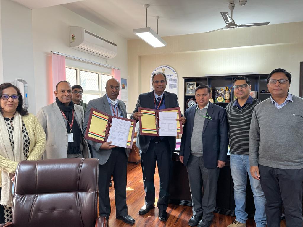 TbDivision's tweet photo. An MoU was signed by Shri Nitesh Kumar Mishra, JS, @YASMinistry &amp; Dr. Rajendra P Joshi, DDG, @TbDivision. 
The MOU aims to converge at policy, programme &amp; implementation levels across schemes under purview of the Dept of Youth Affairs for an accelerated response for #TBMuktBharat https://t.co/G2je0Qn4Vm