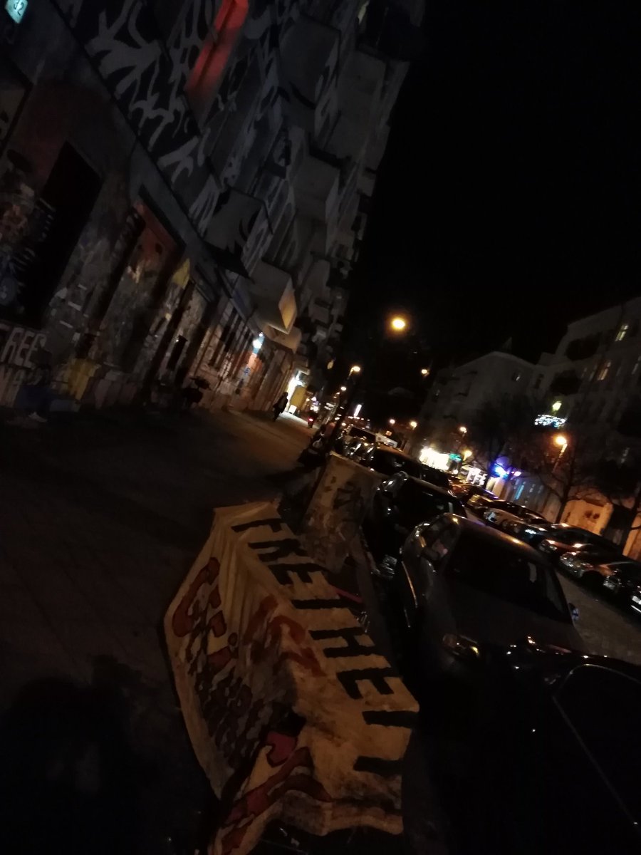Sama32Haus's tweet photo. Nächtliche Impressionen in der #Samariterstraße im #Nordkiez (#Samariterviertel), Transparent: "Freiheit ist gefährlich"... https://t.co/UhrnygXdBu