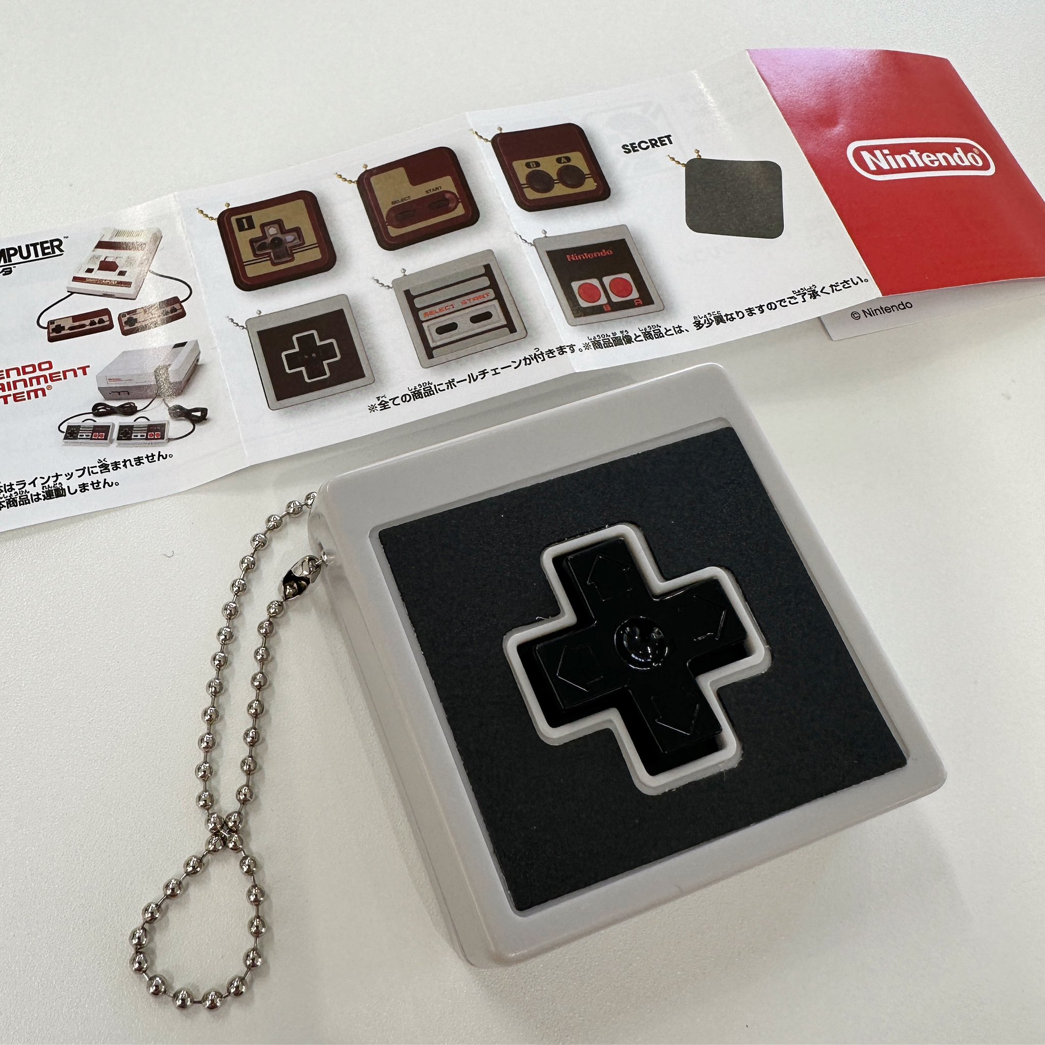 Nintendo ピンズセット3個+キーホルダー ファミコン ディスク他 Nintendo ピンズセット3個+キーホルダー ファミコン ディスク他