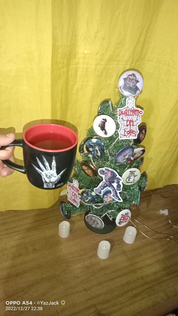 La hora del té es especial y la navidad es al estilo del rey del pop y de San Guillermo del Totoro, Padre de los Monstruos y todo México ❤️ 
<a href="/RealGDT/">Guillermo del Toro</a> 
Saludos de una fiel seguidora desde Puebla ❤️
Posdata: Mi arbolito huele a jokeis 🥞❤️