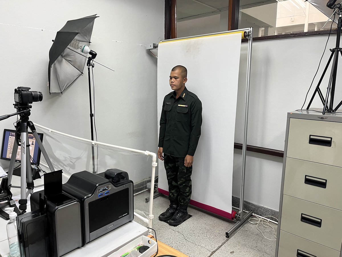 sbr22Army's tweet photo. 💳" ทำบัตรประจำตัวข้าราชการกองทัพบก ให้น้องทหารใหม่ " 💂‍♂️💂‍♂️

ดำเนินการทำบัตรประจำตัวข้าราชการกองทัพบก รูปแบบใหม่ ( Smart Card ) ตามมาตรฐานกองทัพบก ประเภททหารกองประจำการ  ให้กับน้องทหารใหม่  ทั้งนี้เพื่อให้ง่ายต่อการตรวจสอบข้อมูลกำลังพลที่รับราชการในกองทัพบกต่อไป https://t.co/buplGmgZ8n