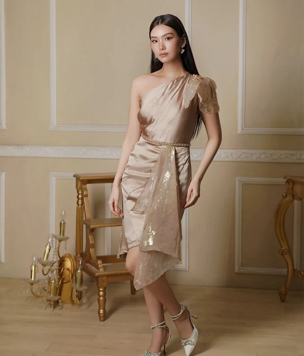 esye_official's tweet photo. A beautiful and alluring one-shoulder champagne gold dress with a gold pearl belt and gold-foiled accent tulle statement features on the shoulder and waist. 💛

Style: Remmera Dress

Available for pre-order at https://t.co/hqw0X1k1hl.

#ESYE #ESYEAtelier #inspiringelegance https://t.co/KcJcK1noiZ