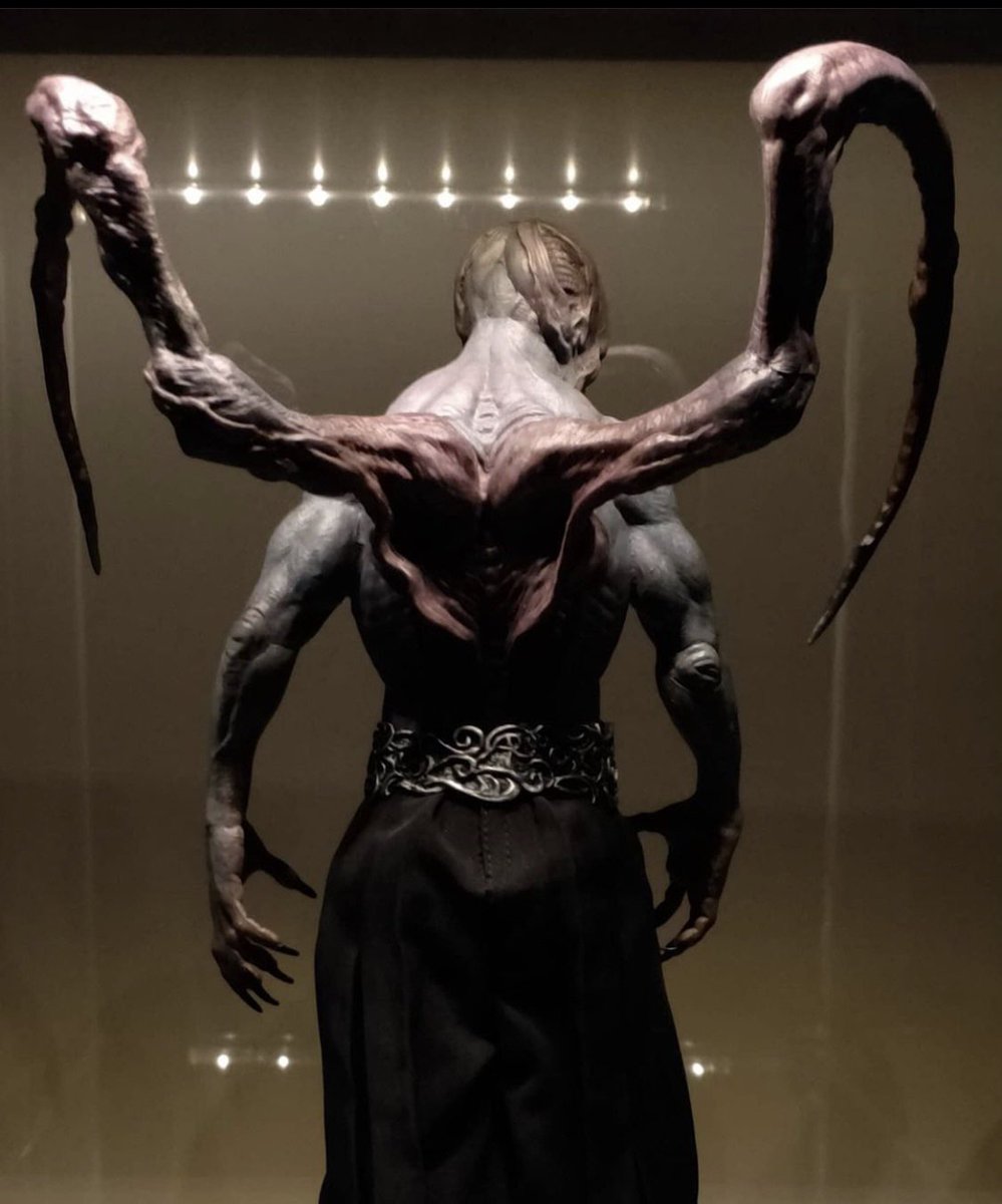 He took a cool picture of the vampire \, image size:999x1200