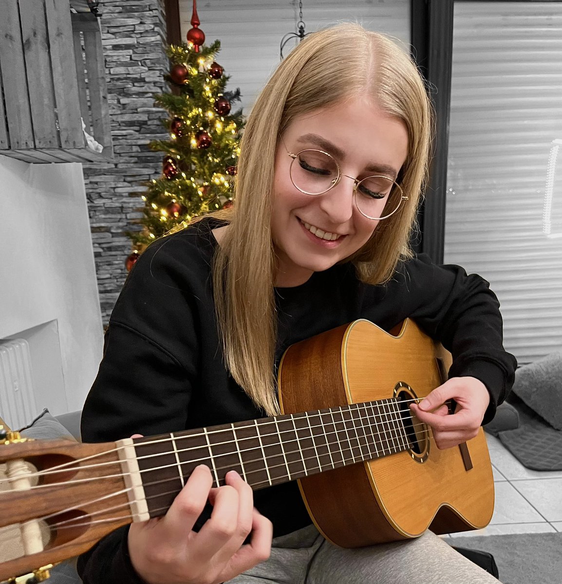 diese_kiim's tweet photo. @itsminimoli Habe endlich meine eigene Gitarre bekommen, bin sehr happy 🥰💛 https://t.co/LIXiir8aet