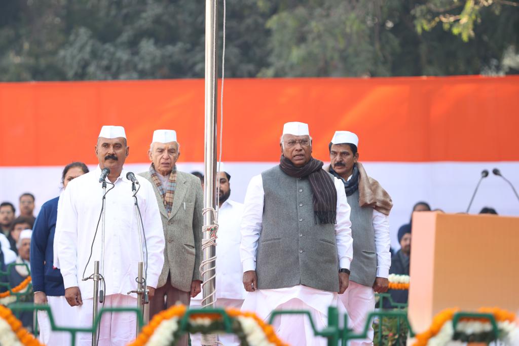 INCIndia's tweet photo. कांग्रेस अध्यक्ष @kharge जी ने आज 'कांग्रेस स्थापना दिवस' के अवसर पर दिल्ली स्थित भारतीय राष्ट्रीय कांग्रेस के कार्यालय में श्रीमती सोनिया गांधी जी एवं @RahulGandhi जी सहित कांग्रेस पदाधिकारियों एवं नेतागणों की उपस्थिति में ध्वजारोहण किया। https://t.co/JdhCv8JUAD