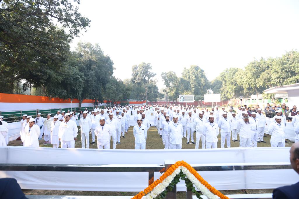 INCIndia's tweet photo. कांग्रेस अध्यक्ष @kharge जी ने आज 'कांग्रेस स्थापना दिवस' के अवसर पर दिल्ली स्थित भारतीय राष्ट्रीय कांग्रेस के कार्यालय में श्रीमती सोनिया गांधी जी एवं @RahulGandhi जी सहित कांग्रेस पदाधिकारियों एवं नेतागणों की उपस्थिति में ध्वजारोहण किया। https://t.co/JdhCv8JUAD