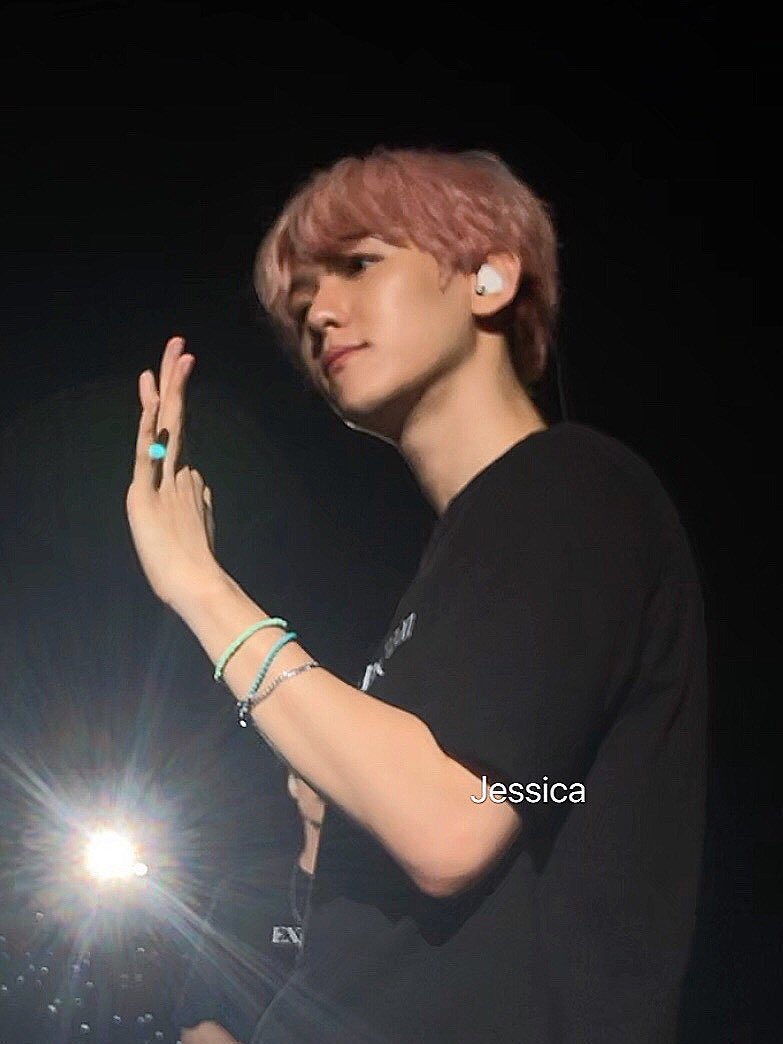 qhr515_baekhyun's tweet photo. 백현 폰카 쿨타임 찼따.. https://t.co/NfQ2Vzcm9f