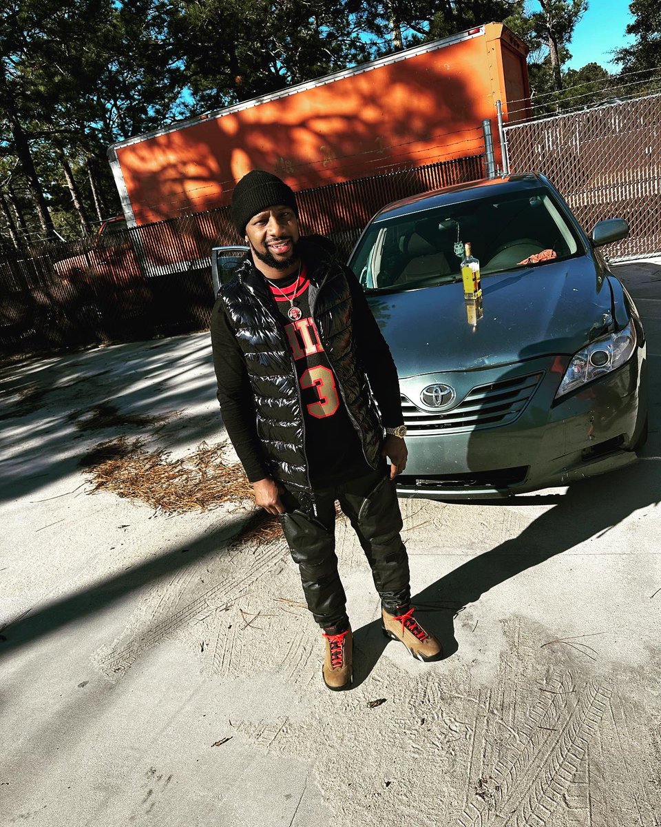 I’m trying to chill but really I’m cold as ice 🥶🧊