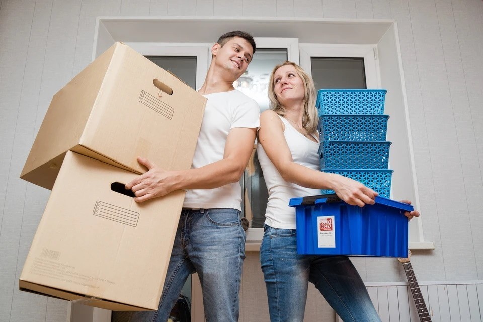 семья переезжает картинки для детей. близость дома к работе фото. смена работы картинки. смена места жительства и другие. смена места жительства и другие.