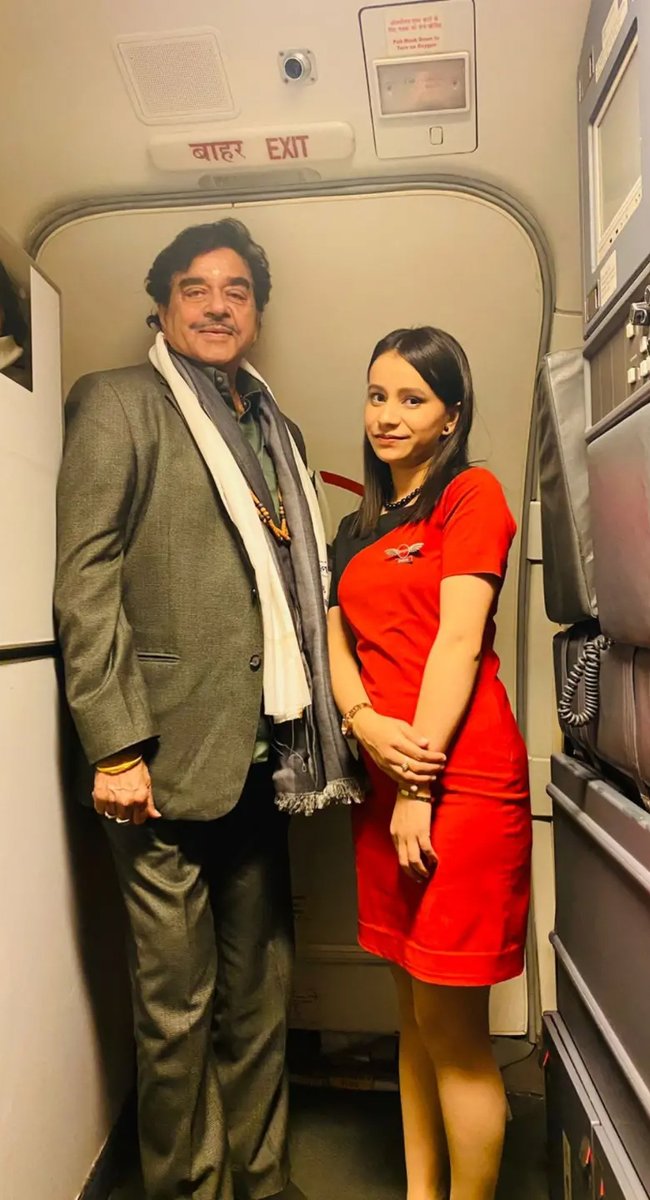 flyspicejet's tweet photo. Can't keep KHAMOSH when @ShatruganSinha is onboard!🤩
#spicejet #flyspicejet #shatrughansinha #redhotspicy #addspicetoyourlife #addspicetoyourtravel #celebrityonboard #fanmoment #aviation #celebritymoment https://t.co/867bhwUZy3