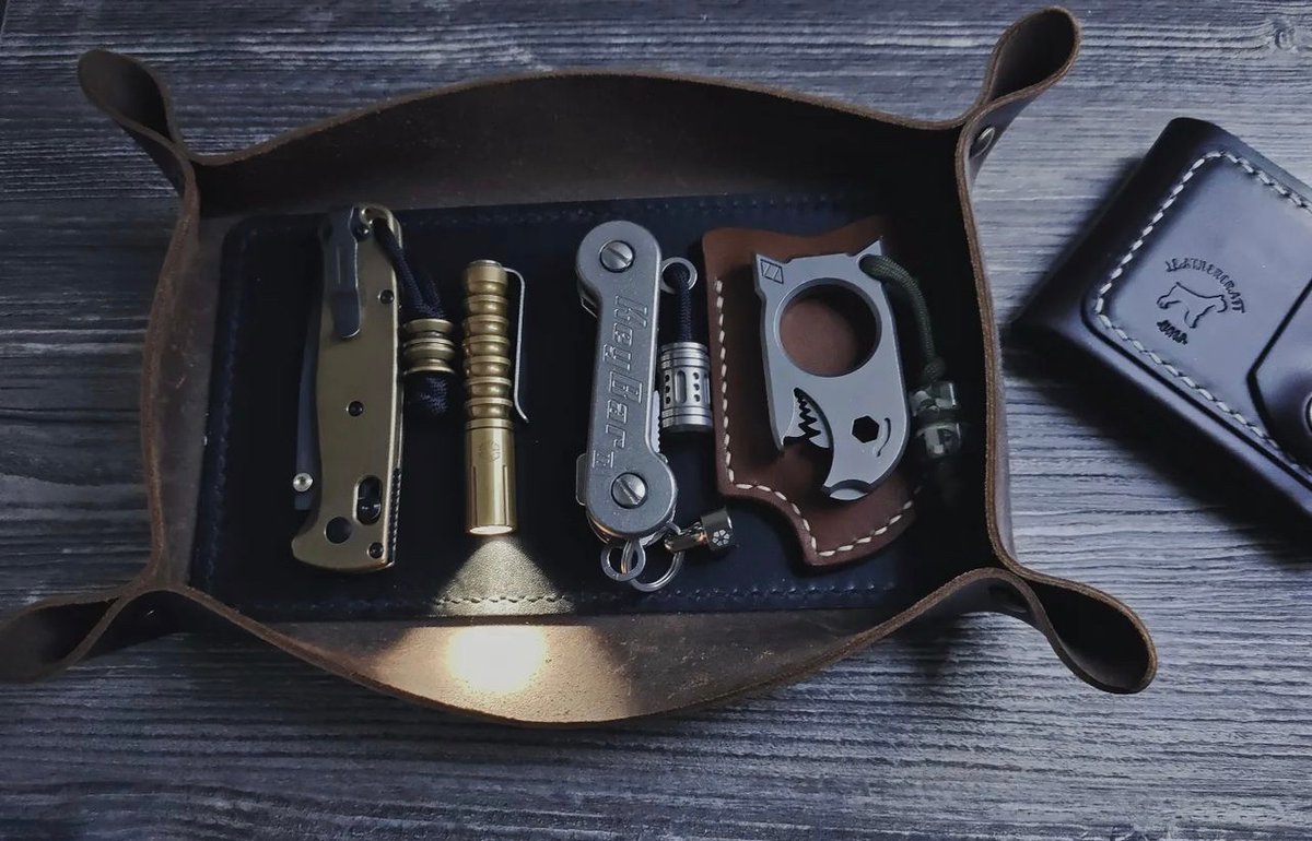 The_KEYBAR's tweet photo. @basa_edc
Brass and TI 👊🏻🔥😈💀 #benchmadebugout #brassedc #prometheuslights #keybararmy #notoriousedc #beerbomb #edcgear #pocketdump #bestdamnedc #patinapatinapatina #bestedc2022 #knivesofinstagram🔪 #edctitanium https://t.co/H9v6fZYKVR