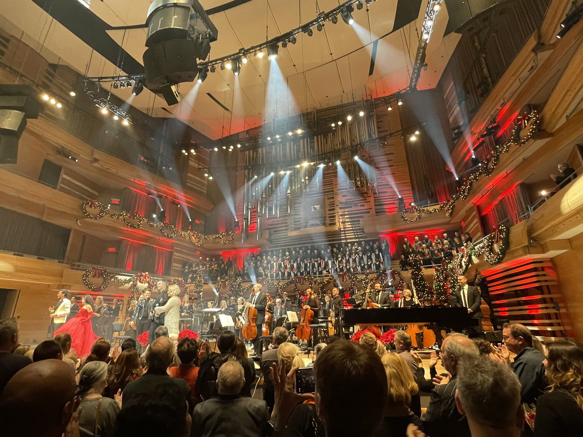 Eve_Christian's tweet photo. Merci @oslongueuil et @Dacostaviolin pour ce magnifique #spectacle festif du temps des Fêtes vu ce soir @Place_des_Arts #parapapam (jusqu’au 30 décembre) https://t.co/uXDGLJwwF0