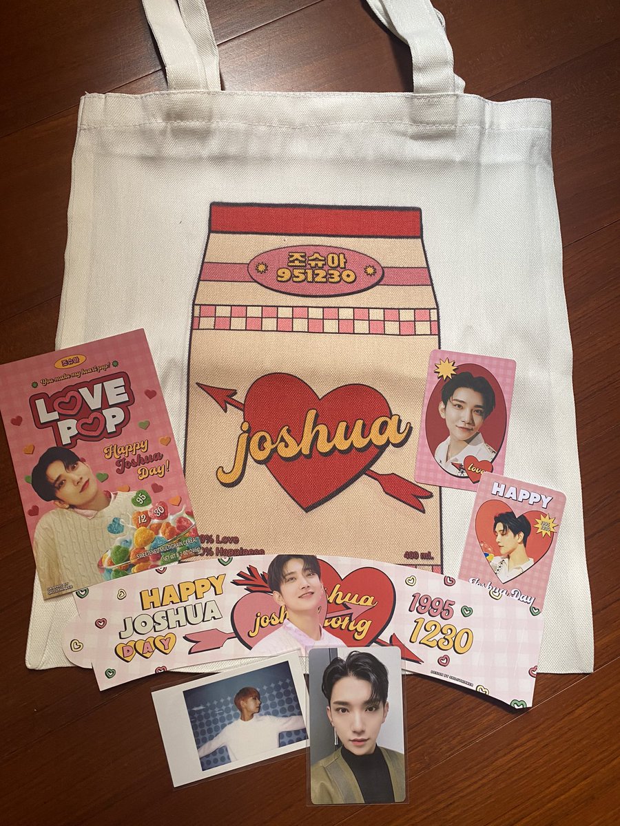 hongjisoous's tweet photo. SOOO HAPPY WITH THIS SHUA BDAY KIT 🥰🥰🥰 thank you so much @shujithinker @merchdropbam !!! can’t wait for shua day!❤️ https://t.co/TLkJu4ODTI