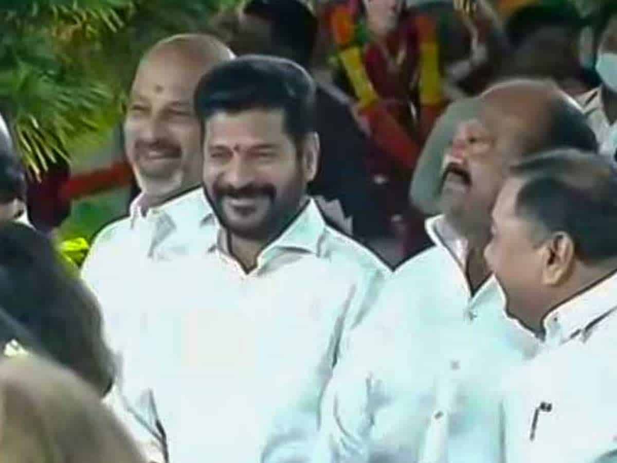 JayMedarametla1's tweet photo. Bandi Sanjay - Revanth Reddy - Gangula Kamalakar - Kasani Gnaneshwar at Raj Bhavan.
#SINGLEFRAME https://t.co/9uoIIr6aQU