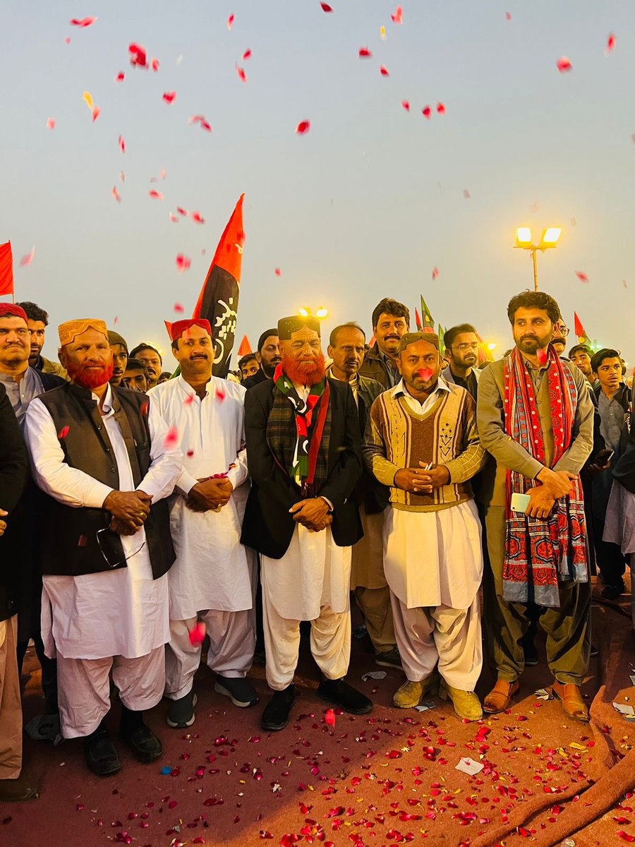 QammardinGopang's tweet photo. Paid tribute to Shaheed Rani Mohtarma Benazir Bhutto Sahiba on her 15th martyrdom anniversary at Ghari Khuda Bux Bhutto. #DaughterOfTheEast #SalaamBenazirBhutto https://t.co/I1EGu3q4bk