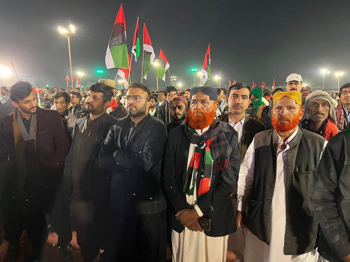 QammardinGopang's tweet photo. Paid tribute to Shaheed Rani Mohtarma Benazir Bhutto Sahiba on her 15th martyrdom anniversary at Ghari Khuda Bux Bhutto. #DaughterOfTheEast #SalaamBenazirBhutto https://t.co/I1EGu3q4bk