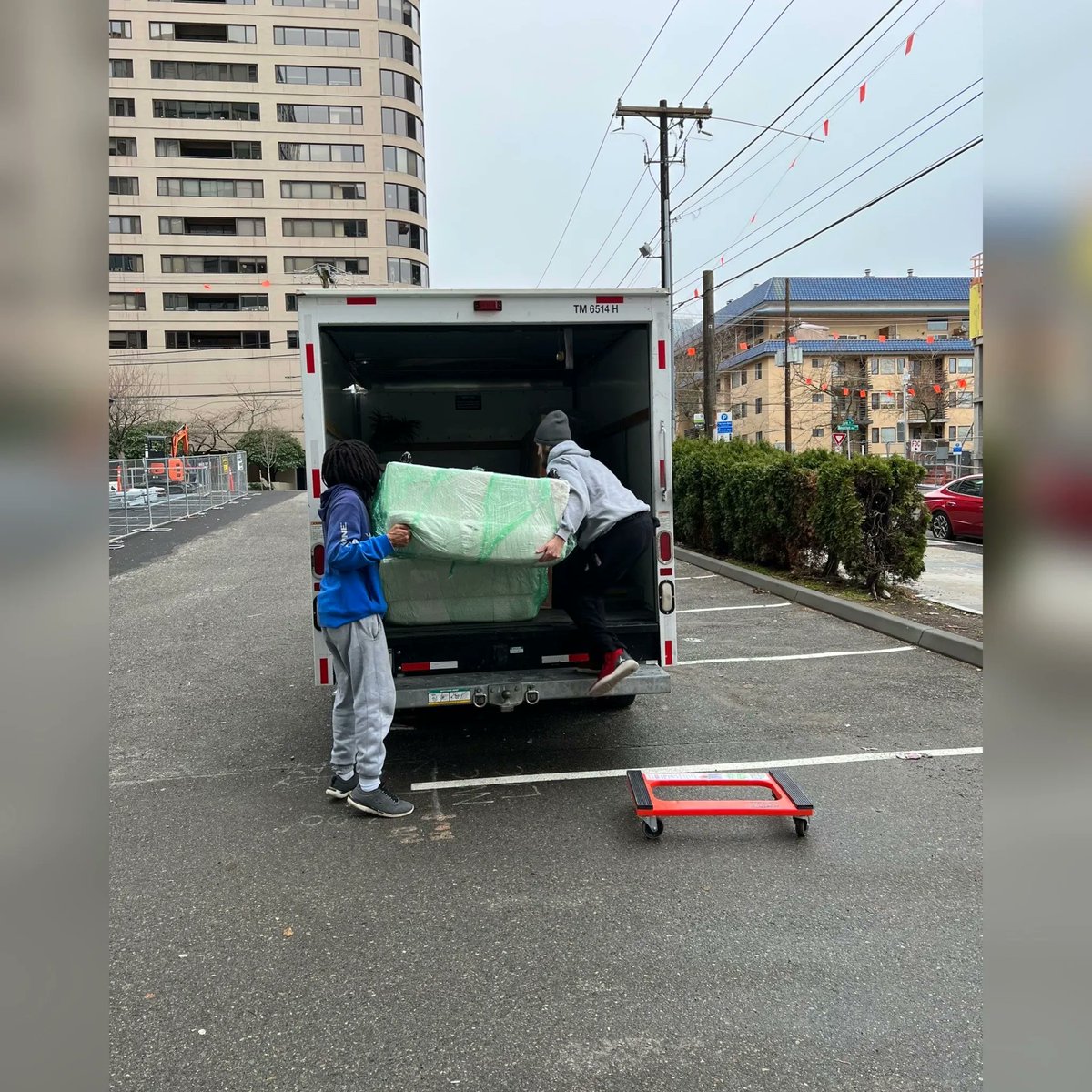 AMovingService's tweet image. #AMovingService, Inc. is trying to be your favorite #movers and the best rated #MovingCompany in the nation based on #CustomerSatisfaction. 

#CallThePros on #MovingDay and rest assured your belongings are with #MoversWhoCare
(206)657-7734.

#MovingTips
AMovingService.…