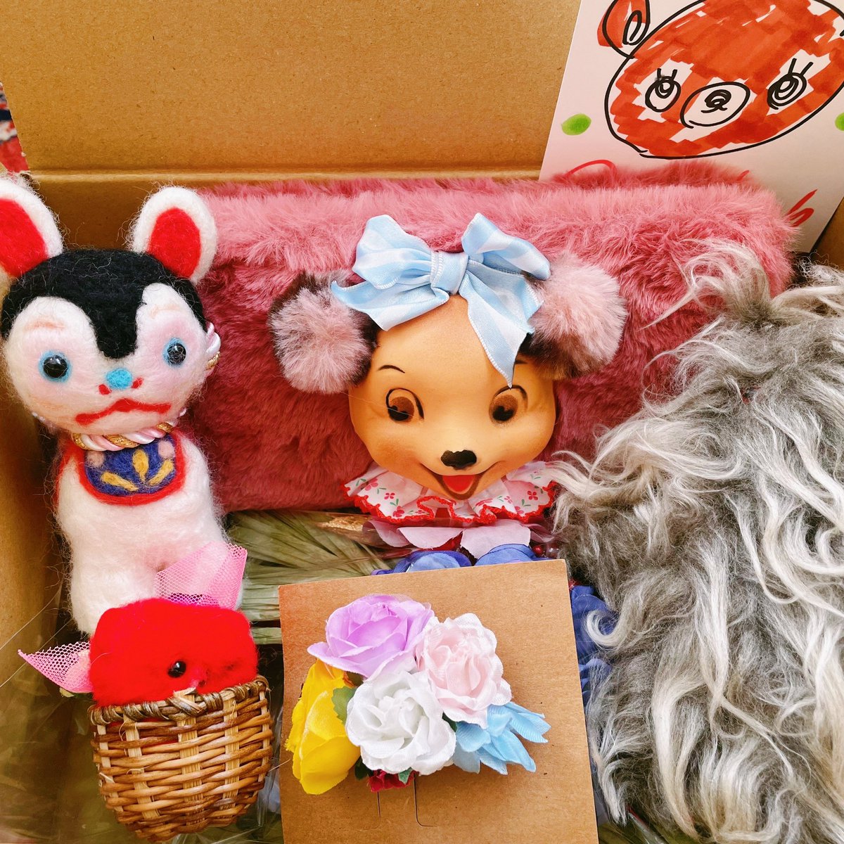 akebi_modoki's tweet photo. 今年初めて申し込んだPrankish Tomoさん(@prankishtomo)のXmas Box。めっちゃかわいいです❣️クラッチバッグ、WSの犬張子(残念ながら風邪で参加出来なかった😢)、イエティ、しめ飾り、髪留めブローチ、籠入りくまちゃん。もうどれも顔が緩んでしまう可愛さ。Tomoさんに��か作れない発想や表情が大好き💕 https://t.co/famdmQy7uy