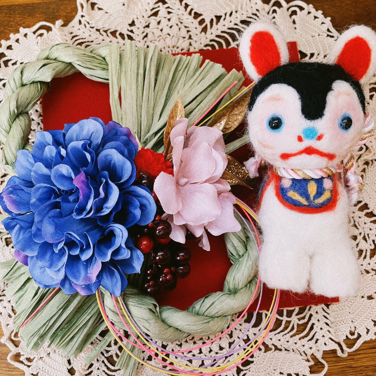 akebi_modoki's tweet photo. 今年初めて申し込んだPrankish Tomoさん(@prankishtomo)のXmas Box。めっちゃかわいいです❣️クラッチバッグ、WSの犬張子(残念ながら風邪で参加出来なかった😢)、イエティ、しめ飾り、髪留めブローチ、籠入りくまちゃん。もうどれも顔が緩んでしまう可愛さ。Tomoさんに��か作れない発想や表情が大好き💕 https://t.co/famdmQy7uy