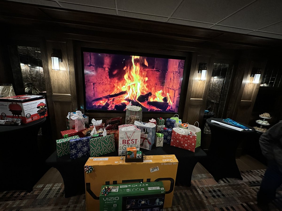 Christmas Party…. Very nice setup!!!
<a href="/1257Home/">Home Depot 1257</a>