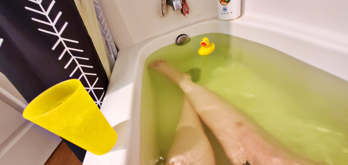 KittyTheKitty's tweet photo. When your spouse makes you a bath with one of the bathbombs (green tea) they got you for Xmas and gets you a cup of your lemon seltzer water with ice 😭🥰 https://t.co/Newn9wyQWG