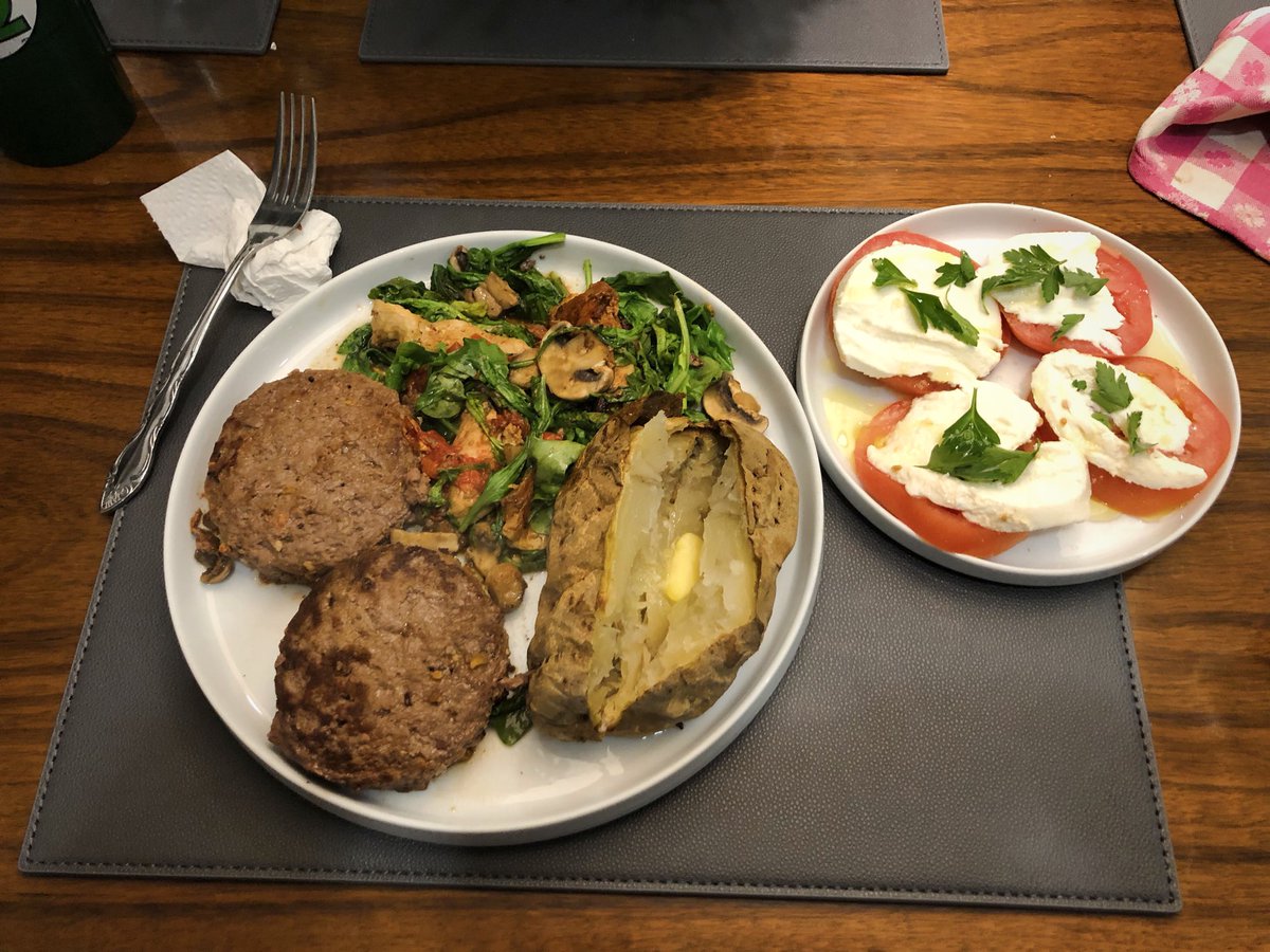 TylerGaymes's tweet photo. “Look what I can do!”
“Stuartttt”
Dinner is served 🍔🍴
#foodporn #cooking #hobbies #iliketocook #bonappetit #chef #mmm #husbandmaterial #letmecookforyou #madtv #lookwhaticando https://t.co/8tbooVSnyv